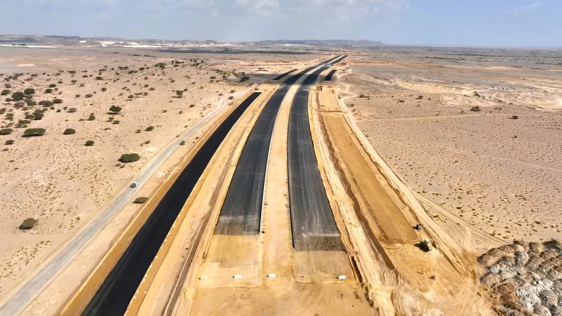 إنجاز 34% من أعمال المرحلة الأولى للطريق الوطني 32 بالدقم