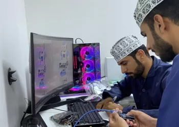 طلبة بـ”جامعة التقنية” بشناص يتبكرون روبوتًا للفحص الأولي للمرضى