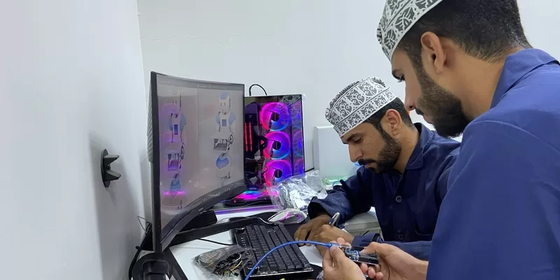 طلبة بـ”جامعة التقنية” بشناص يتبكرون روبوتًا للفحص الأولي للمرضى