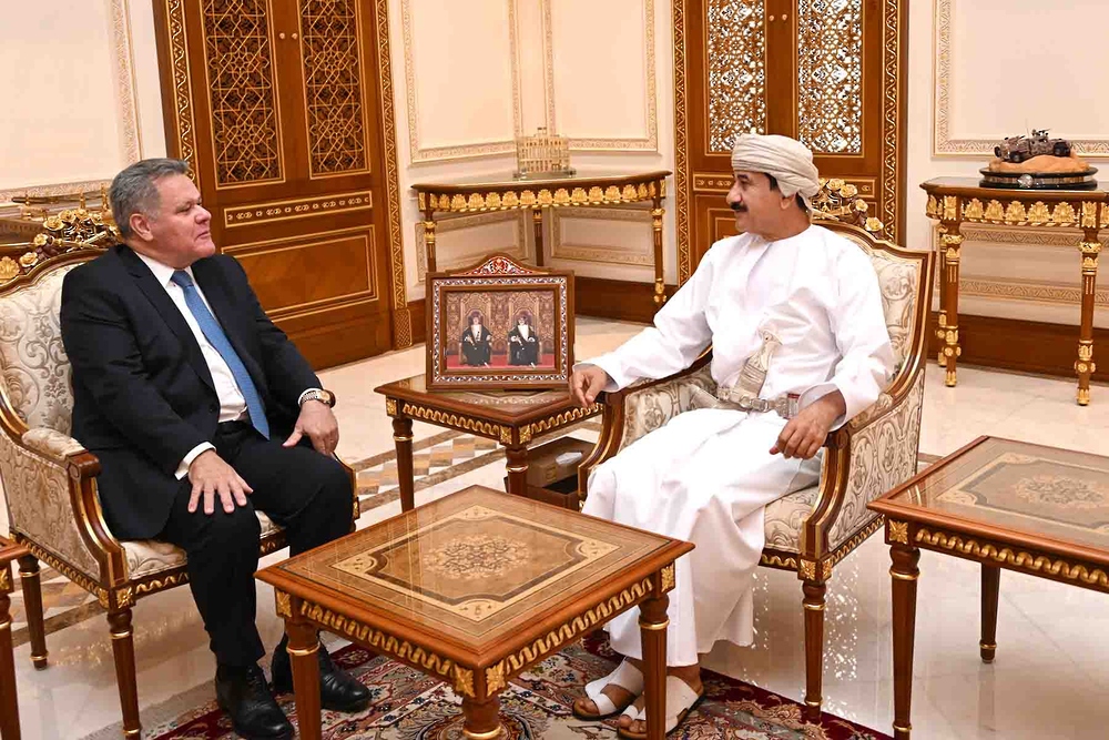 وزير المكتب السلطاني يستعرض عددا من القضايا الإقليمية والدولية مع السفير البرازيلي