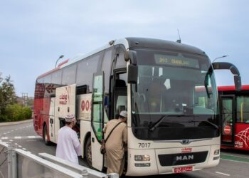 “مواصلات” تطلق أولى رحلاتها من مسقط إلى الشارقة مرورًا بشناص