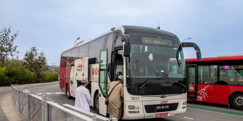 “مواصلات” تطلق أولى رحلاتها من مسقط إلى الشارقة مرورًا بشناص