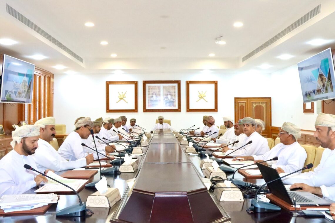 “بلدي جنوب الباطنة” يستعرض المشاريع الاستثمارية وضوابط صرف الأراضي الزراعية بحق الانتفاع