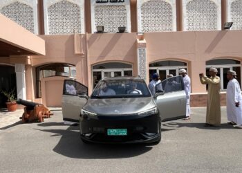 ولاية مطرح تستضيف السيارة الكهربائية العمانية “ميس”