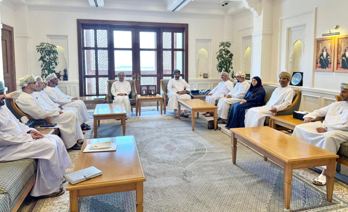 “حقوق الإنسان” تناقش قضايا عاملات المنازل وذوي الإعاقة مع وزير العمل