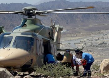 طيران “الشرطة” ينقذ شخصا تعرض للإصابة أثناء ممارسة رياضة المسير الجبلي في بهلاء