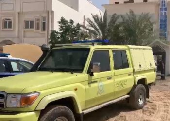 فرق الإنقاذ تتعامل مع بلاغ انهيار جزء من أرضية أحد المباني في البريمي
