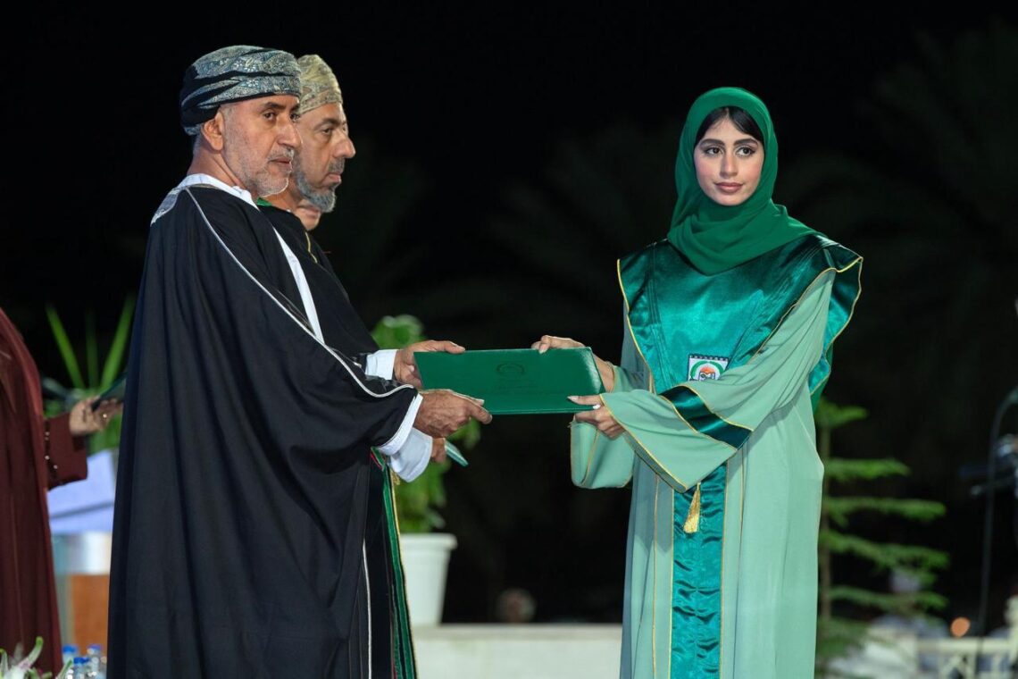 تخريج 1097 طالبا ضمن الدفعة الـ16 في جامعة نزوى