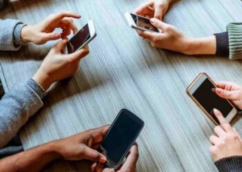 متخصص يكشف أولى خطوات التخلص من إدمان الهواتف