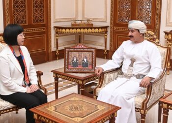 وزير المكتب السلطاني يودع السفيرة الصينية