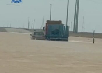 بالفيديو.. إنقاذ شخص بعد مجازفته بعبور واد في غبري