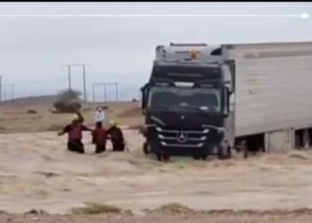 بالفيديو.. إنقاذ شخص بعد احتجاز شاحنة في مجرى واد بعبري