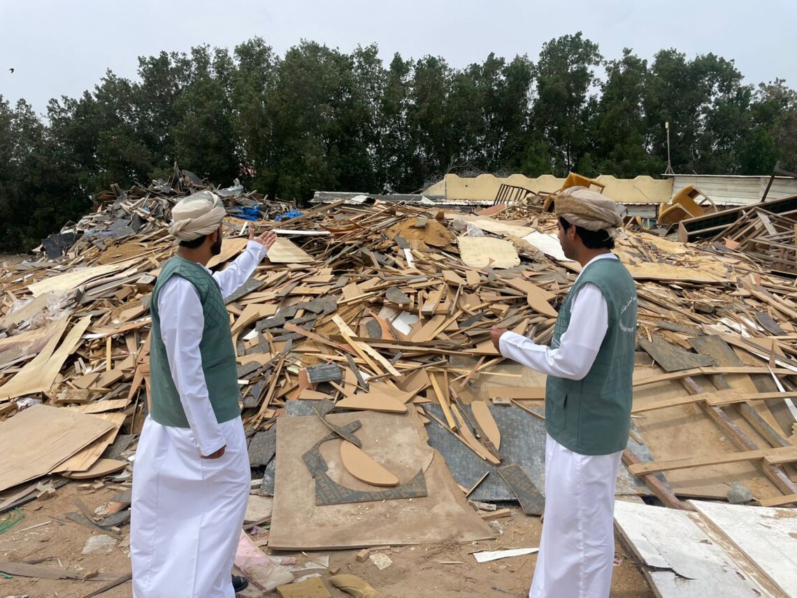  ضبط عمالة وافدة بسبب تصنيع أثاث من مخلفات الأخشاب في بركاء