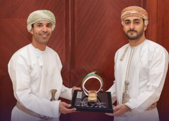 السيد ذي يزن يكرم بطل سباق الحلبات العالمية أحمد الحارثي