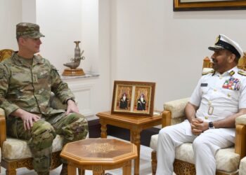رئيس أركان قوات السُّلطان المسلحة يستقبل قائدا عسكريا أمريكيا