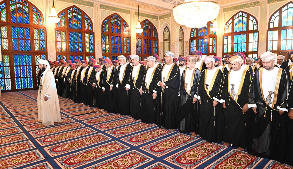 السّيد فهد بن محمود يؤدّي صلاة عيد الفطر المبارك