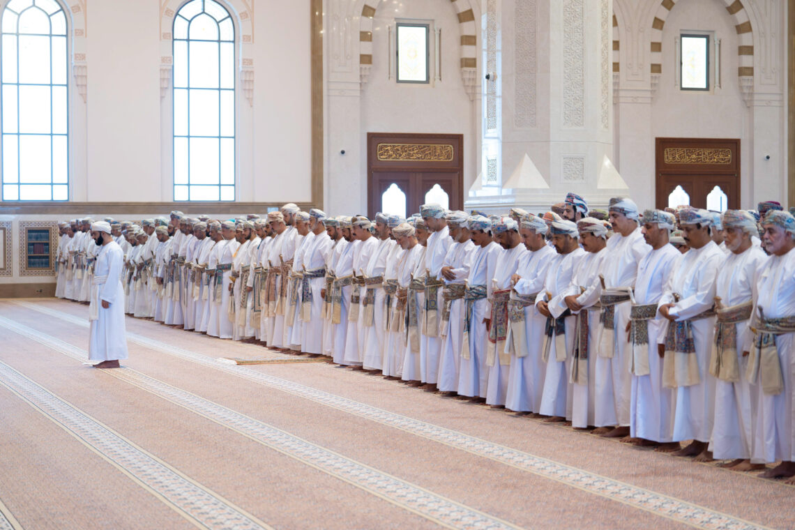 بالصور.. جلالةُ السُّلطان المعظم يؤدّي صلاة عيد الفطر السّعيد