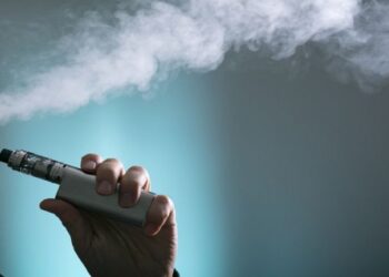 لماذا ينبغي تجنب استخدام السجائر الإلكترونية قرب الأطفال؟