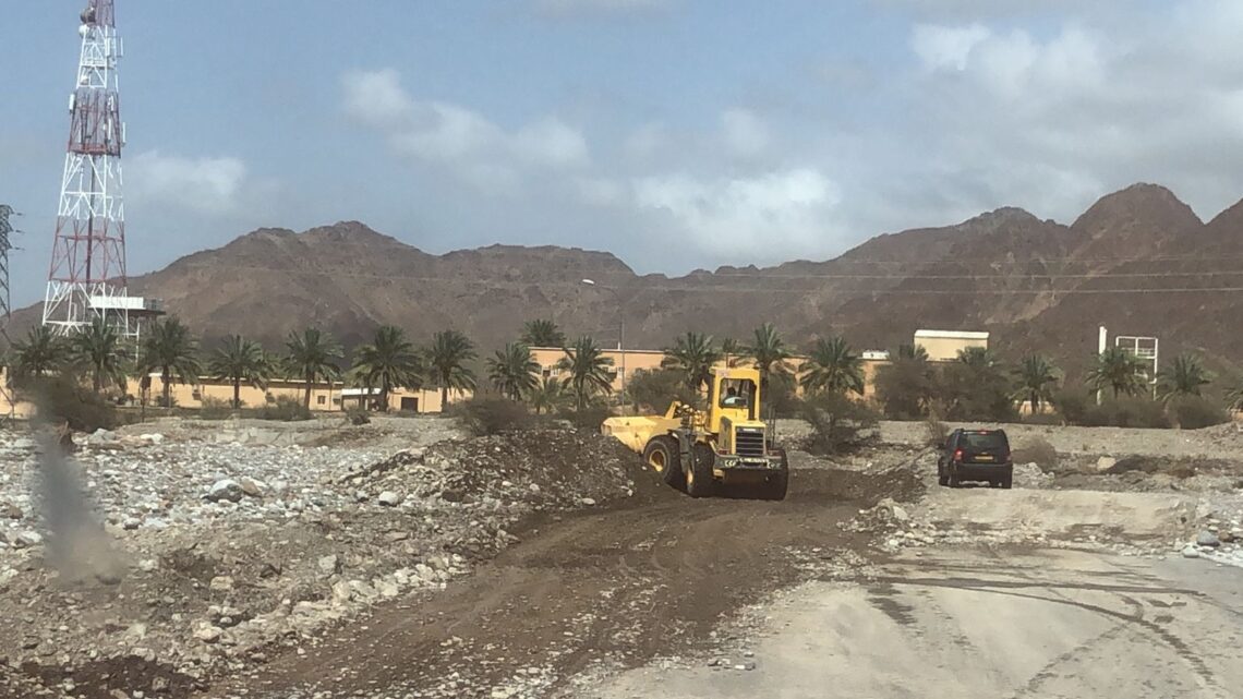 بلدية “جنوب الباطنة” تكثف مساعيها لفتح الطرق المتأثرة بمنخفض المطير
