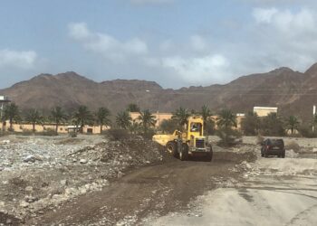 بلدية “جنوب الباطنة” تكثف مساعيها لفتح الطرق المتأثرة بمنخفض المطير