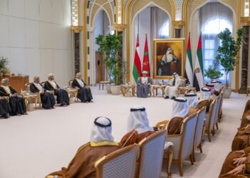 سلطنةُ عُمان والإمارات توقعان اتفاقيات في مختلف المجالات
