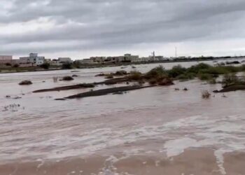 جريان عدة أودية بالعامرات.. والشرطة تنقذ مواطنا جرفت مركبته في وادي حيم
