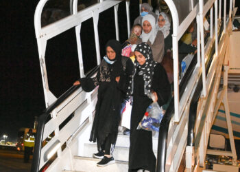 وصول عدد من الجرحى الفلسطينيين إلى سلطنة عُمان لتلقي العلاج