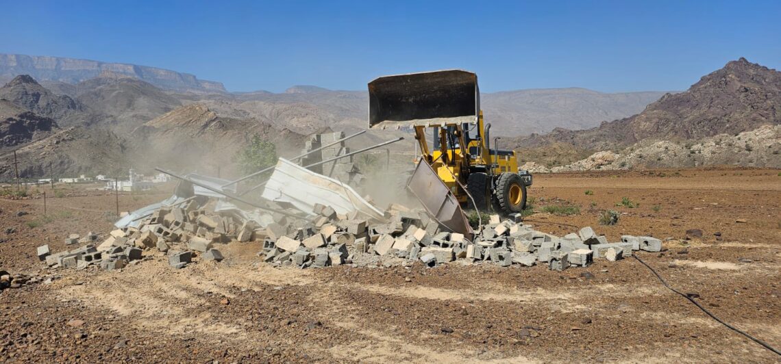 إزالة 8 حيازات غير قانونية في جنوب الباطنة