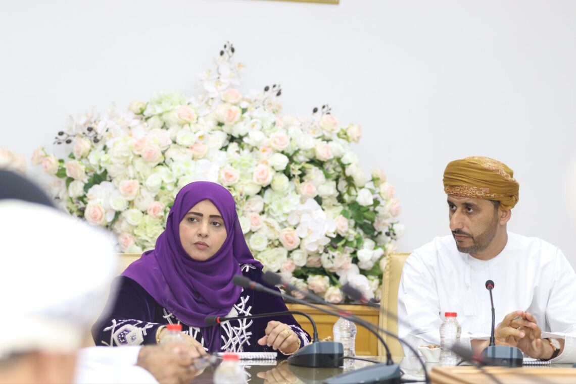 وزيرة التنمية الاجتماعية تلتقي بعدد من المسؤولين بشمال الباطنة