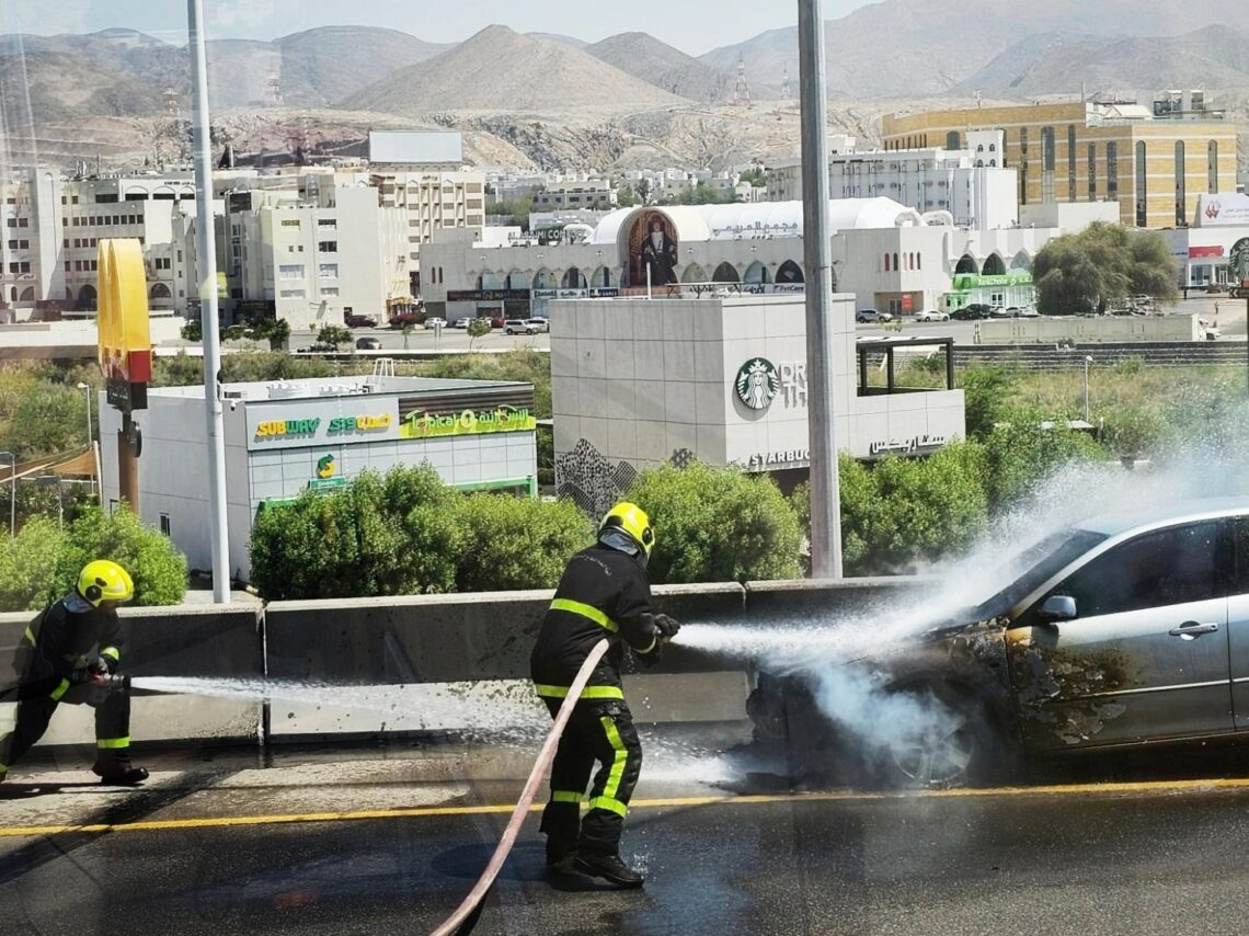 فرق الدفاع المدني تتعامل مع حريق شب في مركبة بمسقط