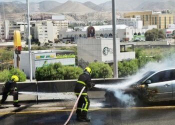 فرق الدفاع المدني تتعامل مع حريق شب في مركبة بمسقط
