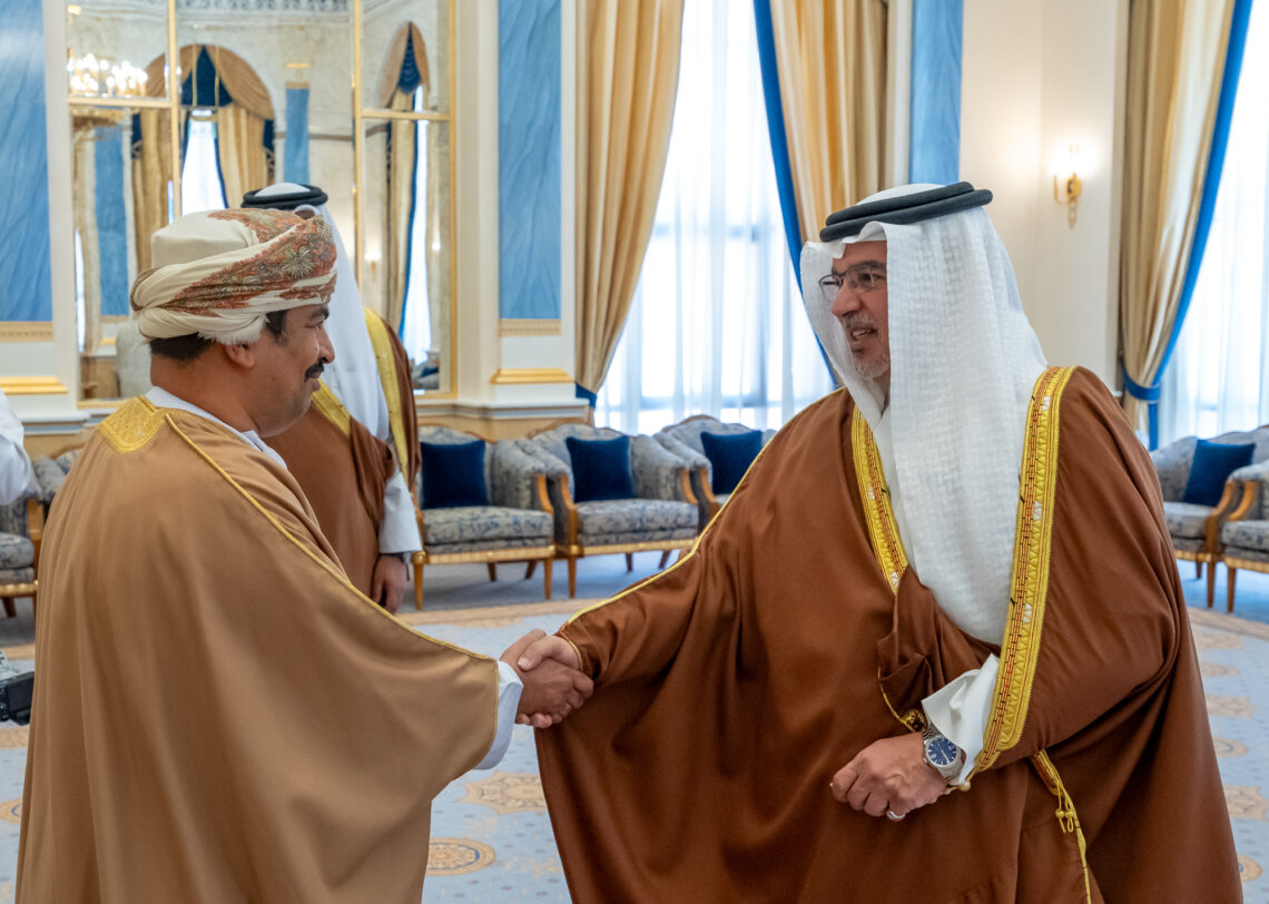 تحيات جلالة السُّلطان لملك البحرين ينقلها وزير الإعلام