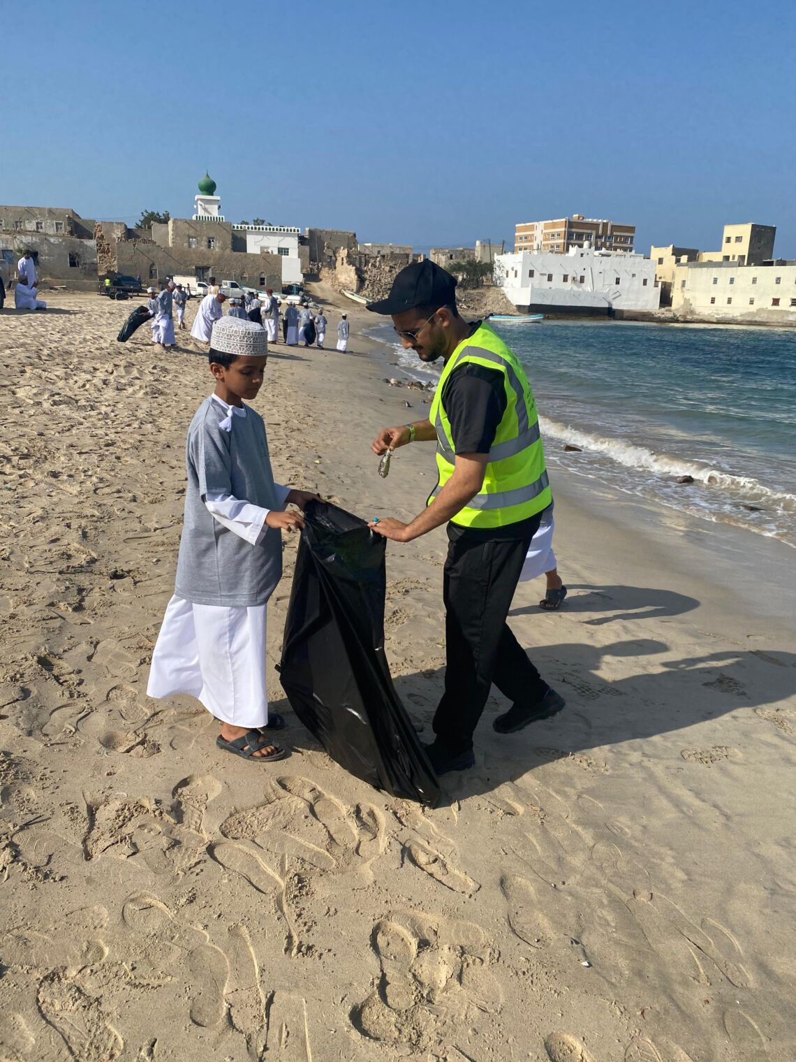 تنفيذ حملة لتنظيف شاطئ الفرضة في مرباط