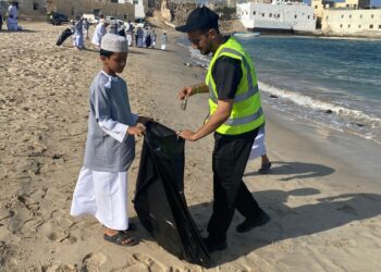 تنفيذ حملة لتنظيف شاطئ الفرضة في مرباط