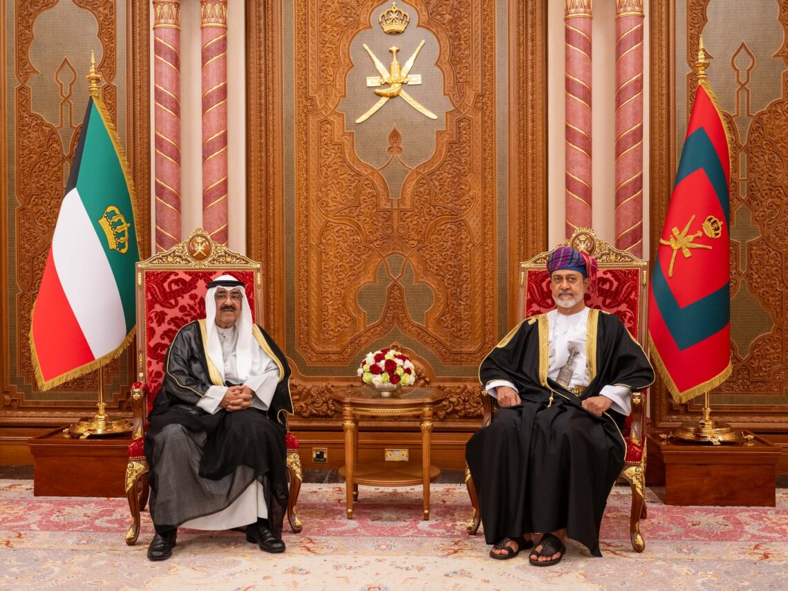 جلالة السلطان وأمير الكويت يعقدان لقاءً أخويًّا بقصر بيان