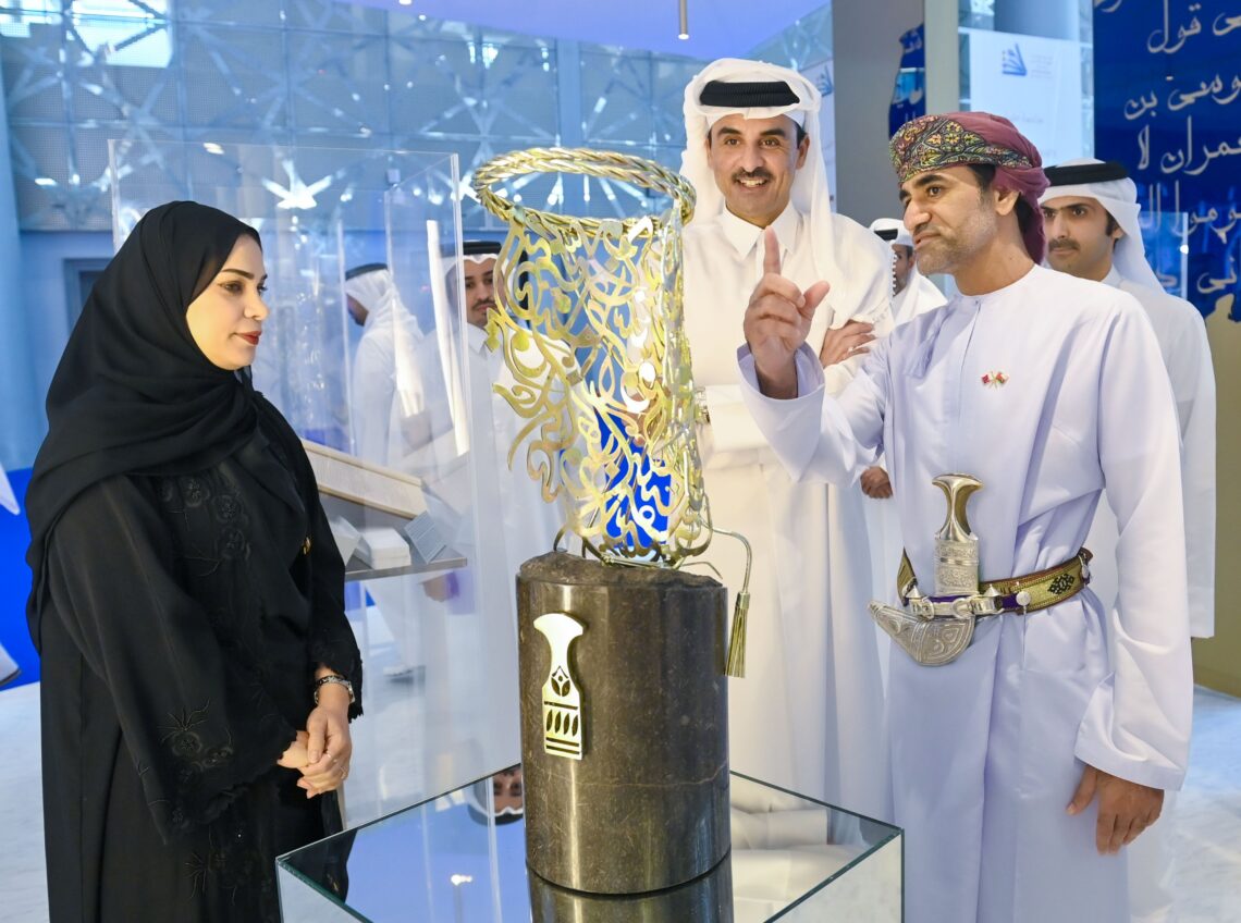 أمير قطر يزور جناح سلطنة عمان في معرض الدوحة الدولي للكتاب