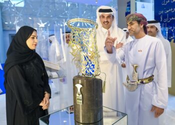 أمير قطر يزور جناح سلطنة عمان في معرض الدوحة الدولي للكتاب