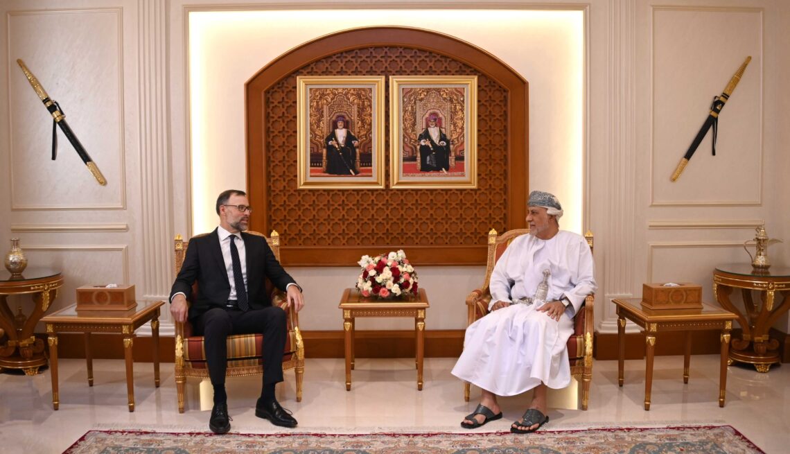 السيد شهاب بن طارق يستقبل سفير المجر