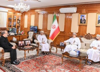 مسؤولون يؤدّون واجب العزاء بمقرّ السفارة الإيرانية بمسقط