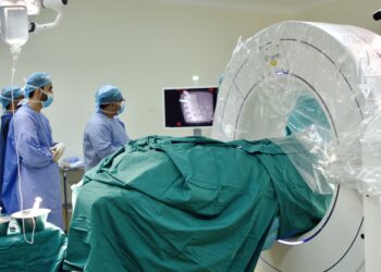 نجاح إجراء أول عملية من نوعها لعلاج الجنف بمستشفى خولة