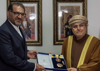 ‏جلالة السُّلطان يمنح وسام النعمان من الدرجة الأولى للسفير الإيراني السابق