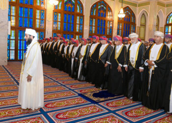 السّيد فهد يؤدّي صلاة عيد الأضحى المُبارك بمسجد الخور