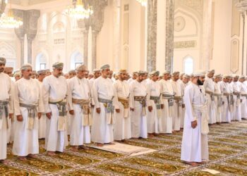 بالصور.. جلالةُ السُّلطان المعظم يؤدّي صلاةَ عيد الأضحى المبارك