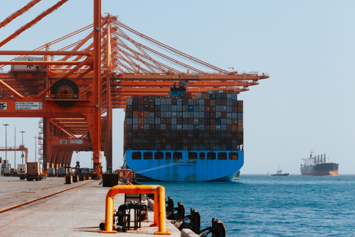 بتكلفة 300 مليون ريال.. انضمام 4 رافعات لميناء صلالة لرفع إجمالي مناولة الحاويات إلى 6 ملايين سنويا