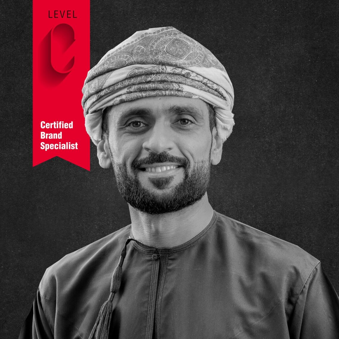 لأول مرة.. عماني يحصل على الشهادة التخصصية العالمية في مجال العلامة التجارية