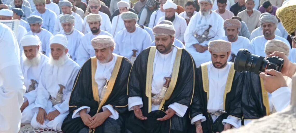 محافظ شمال الشرقية يؤدي صلاة عيد الأضحى في ولاية سناو