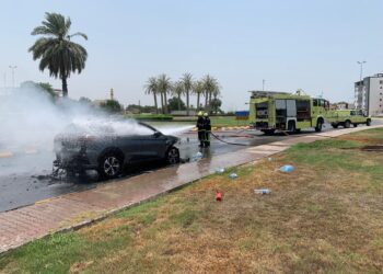 فرق الإطفاء تتعامل مع حريق شب في مركبة بصحار