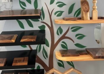 شركة طلابية توظف أشجار المسكيت في الصناعات الخشبية