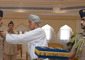 السّيد شهاب يقلّد أجنحة الطيران للضباط الطيارين بسلاح الجو السُّلطاني