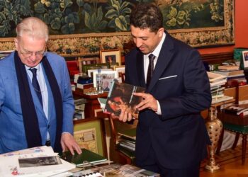 متحف عُمان عبر الزمان يبحث سُبل التعاون مع متحف الإرميتاج في روسيا
